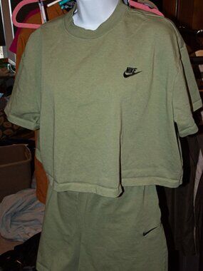 Nike Shorts and Cropped Shirt Set Size Large